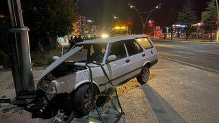Uşak’ta aydınlatma direğine çarpan otomobildeki 2 kişi yaralandı