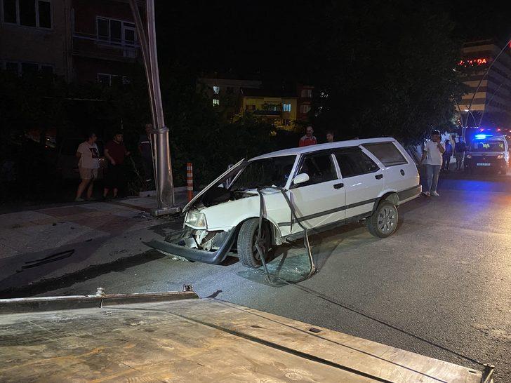 Uşak’ta aydınlatma direğine çarpan otomobildeki 2 kişi yaralandı G4