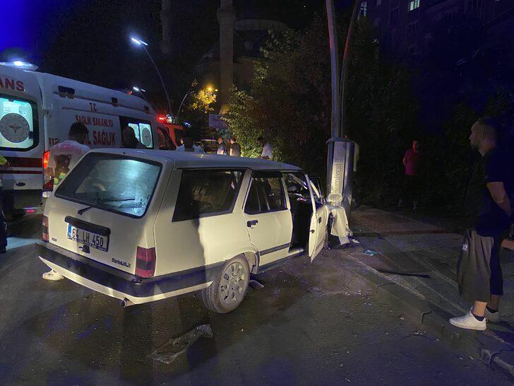 Uşak’ta aydınlatma direğine çarpan otomobildeki 2 kişi yaralandı G3