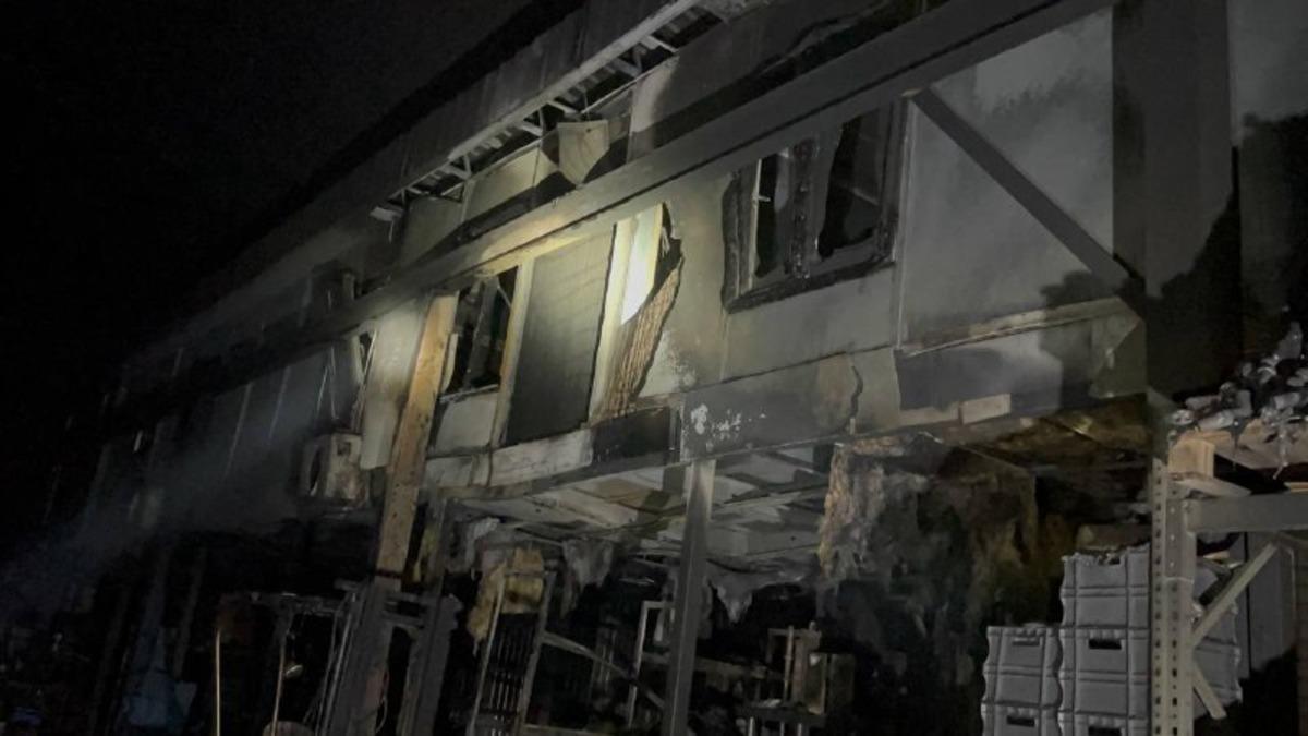 Kocaeli'de kalıp &uuml;retimi yapılan fabrikada &ccedil;ıkan yangın s&ouml;nd&uuml;r&uuml;ld&uuml;