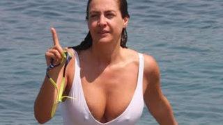 Tuğba Ekinci havuzda sere serpe poz verdi