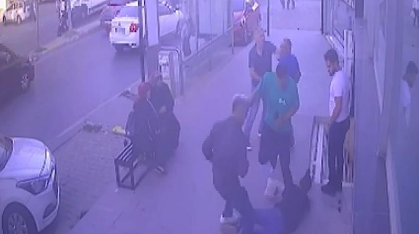 Taciz şüphelilerine pusu kurup dövdüler! Kavga anları kamerada