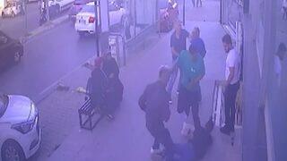 Taciz şüphelilerine pusu kurup dövdüler! Kavga anları kamerada