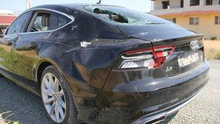 Hatay'da otomobile taşla zarar verilmesi güvenlik kamerasına yansıdı