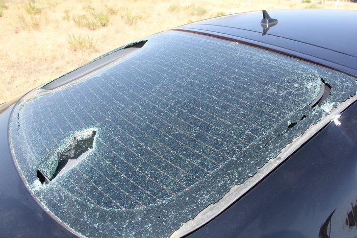 Hatay'da otomobile taşla zarar verilmesi güvenlik kamerasına yansıdı G2