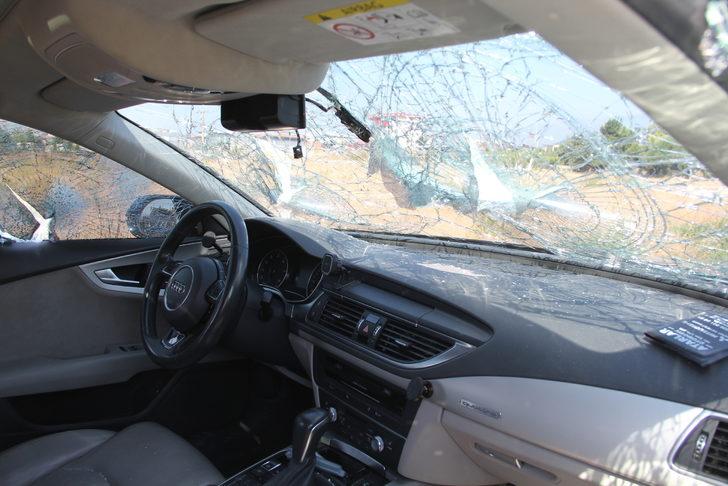 Hatay'da otomobile taşla zarar verilmesi güvenlik kamerasına yansıdı G4