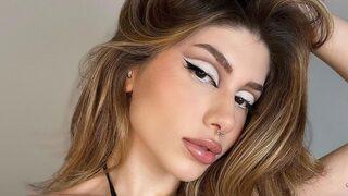 Fenomen Şeyda Erdoğan içine hiçbir şey giymedi! Derin göğüs dekoltesiyle yıktı geçti: Alev aldı buralar