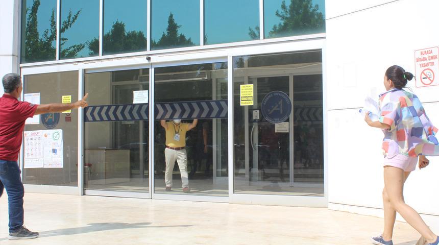 KPSS sınavını saniyelerle kaçırdı! Vatandaş isyan etti: İnsanlık mı öldü?