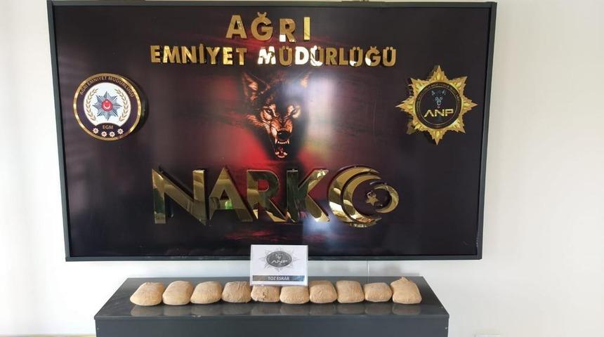 Ağrı'da cam yüklü tırda 8 kilo 958 gram toz esrar bulundu