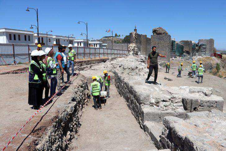 Diyarbakır'daki tarihi surlarda yaklaşık 1700 yıllık amfora bulundu G5
