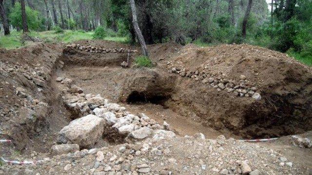 Otel tahsisi yapılan Phaselis'te tarihi yapı ve insan iskeleti bulundu
