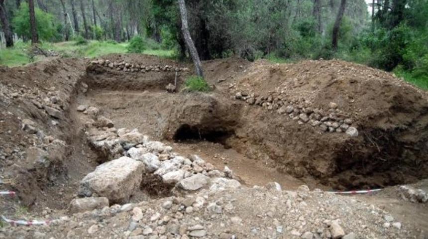 Otel tahsisi yapılan Phaselis'te tarihi yapı ve insan iskeleti bulundu