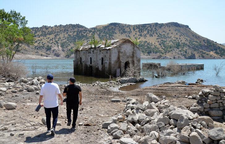 Kars'ta barajın su seviyesi düşünce tarihi yapılar gün yüzüne çıktı G4