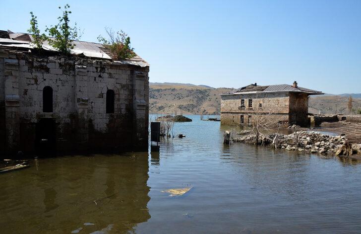 Kars'ta barajın su seviyesi düşünce tarihi yapılar gün yüzüne çıktı G5