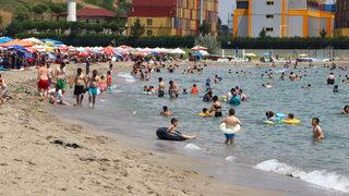 Tekirdağ'da sıcak havadan bunalanlar denizde serinlemeye çalıştı