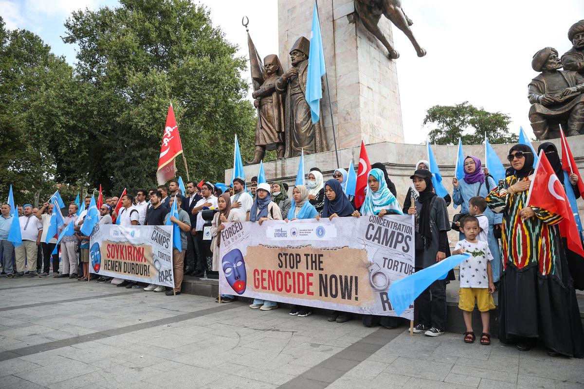 &Ccedil;in'in Sincan Uygur &Ouml;zerk B&ouml;lgesi politikaları İstanbul'da protesto edildi