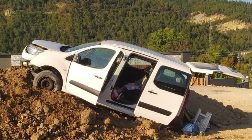 Karabük'te toprak yığınına çarpan araçtaki 5 kişi yaralandı