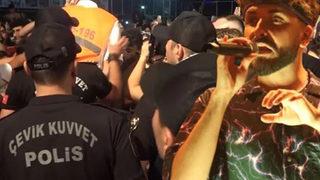 Sefo'nun konserinde yumruklar havada uçuştu