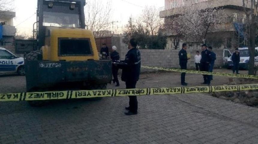 İş makinesinin altında kalan çocuk öldü