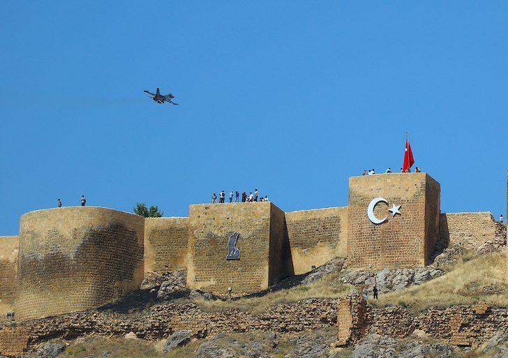 SOLOTÜRK Bayburt'ta gösteri uçuşu yaptı G1