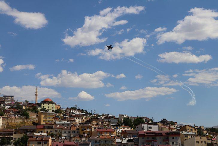 SOLOTÜRK Bayburt'ta gösteri uçuşu yaptı G4