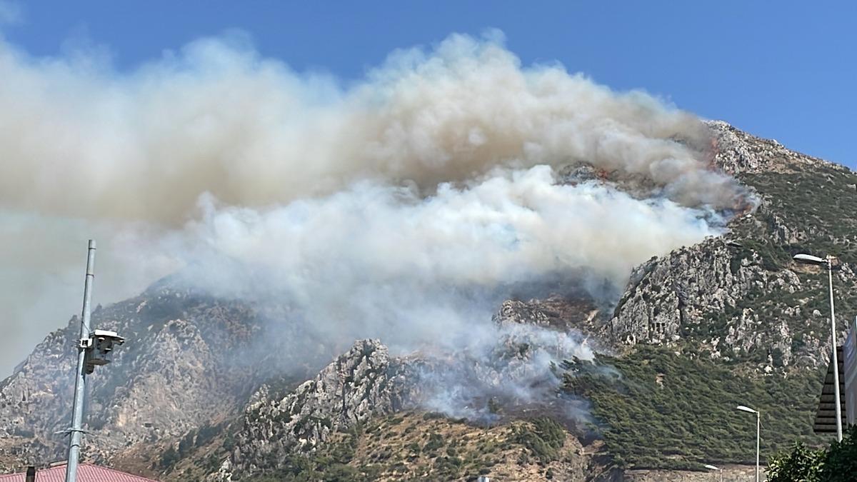 G&Uuml;NCELLEME - Hatay'da makilik alanda &ccedil;ıkan yangın kontrol altına alındı