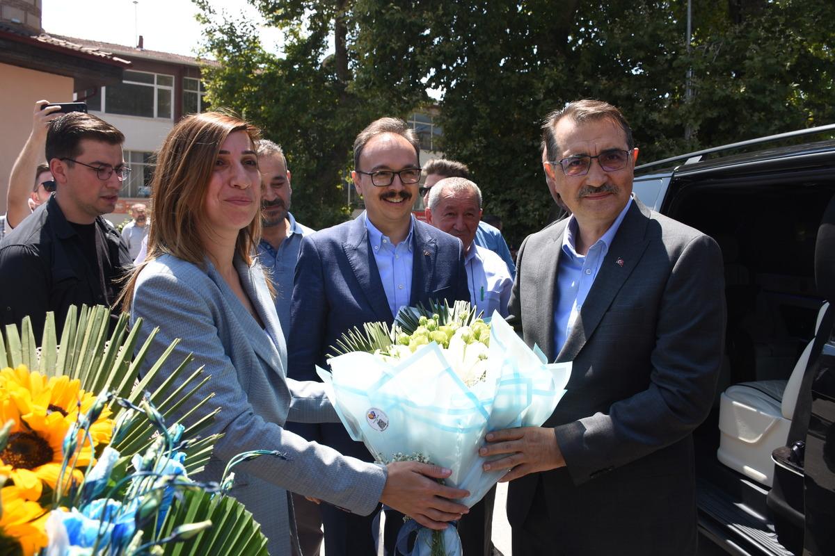 Enerji ve Tabii Kaynaklar Bakanı D&ouml;nmez, Bilecik'te selden etkilenen b&ouml;lgelerde muhtarlarla buluştu