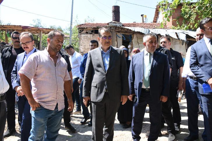 Enerji ve Tabii Kaynaklar Bakanı Dönmez, Bilecik'te selden etkilenen bölgelerde muhtarlarla buluştu G4