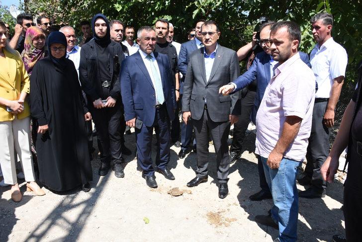 Enerji ve Tabii Kaynaklar Bakanı Dönmez, Bilecik'te selden etkilenen bölgelerde muhtarlarla buluştu G5