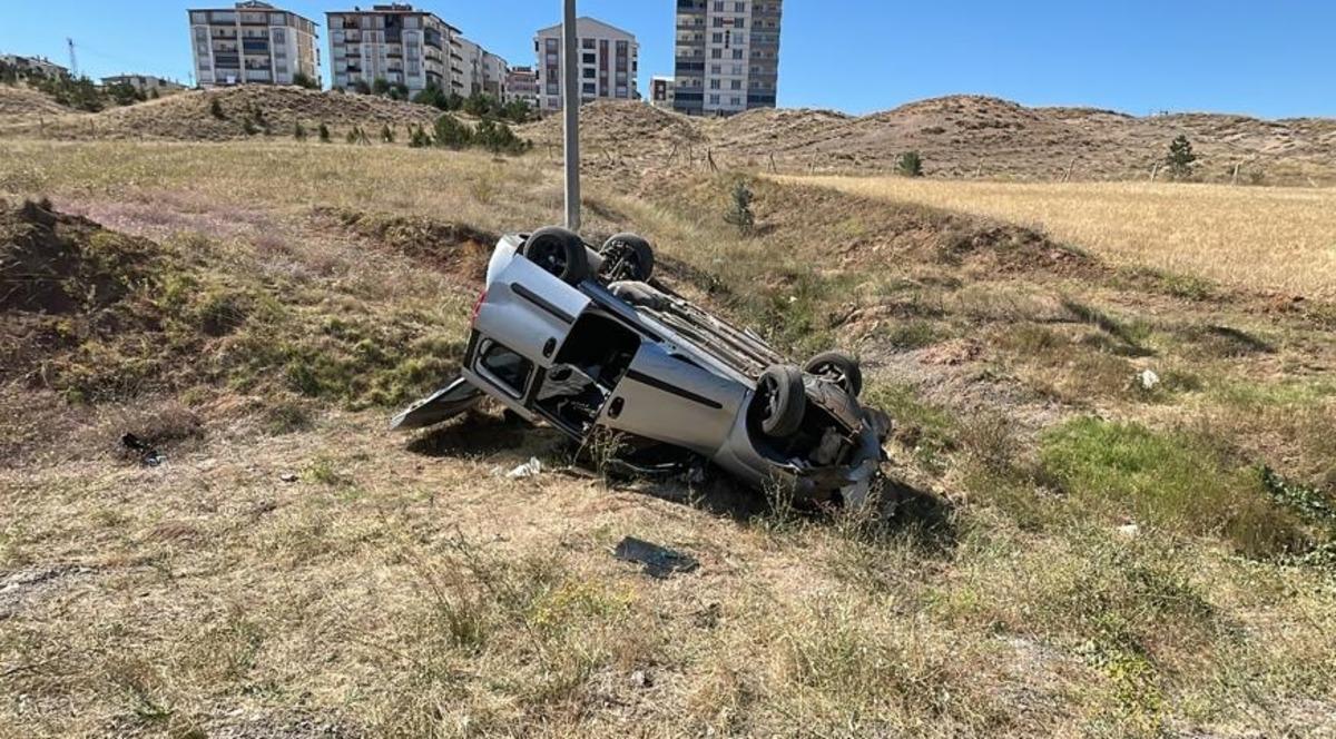 Sivas'ta devrilen hafif ticari ara&ccedil;taki 7 kişi yaralandı