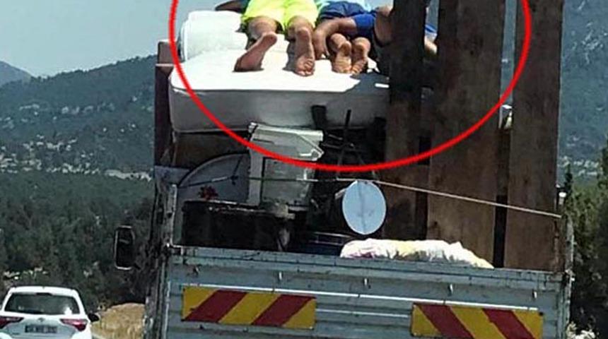Kamyonetin kasasındaki yatakta tehlikeli yolculuk! Görüntüler pes dedirtti