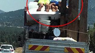 Kamyonetin kasasındaki yatakta tehlikeli yolculuk! Görüntüler pes dedirtti