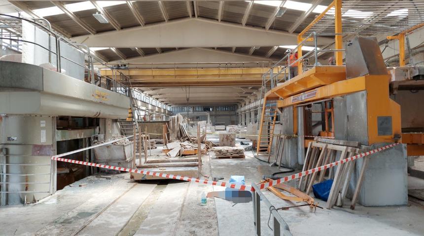 Konya'da üzerine mermer plakalar devrilen işçi öldü