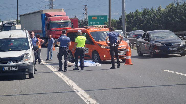 Kocaeli'de otoyolda aracının lastiğini onarmaya çalışan sürücüye kamyonet çarptı G3