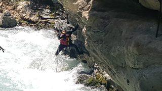 Müküs Çayı'nda akıntıya kapılan hemşireye ulaşılmaya çalışılıyor