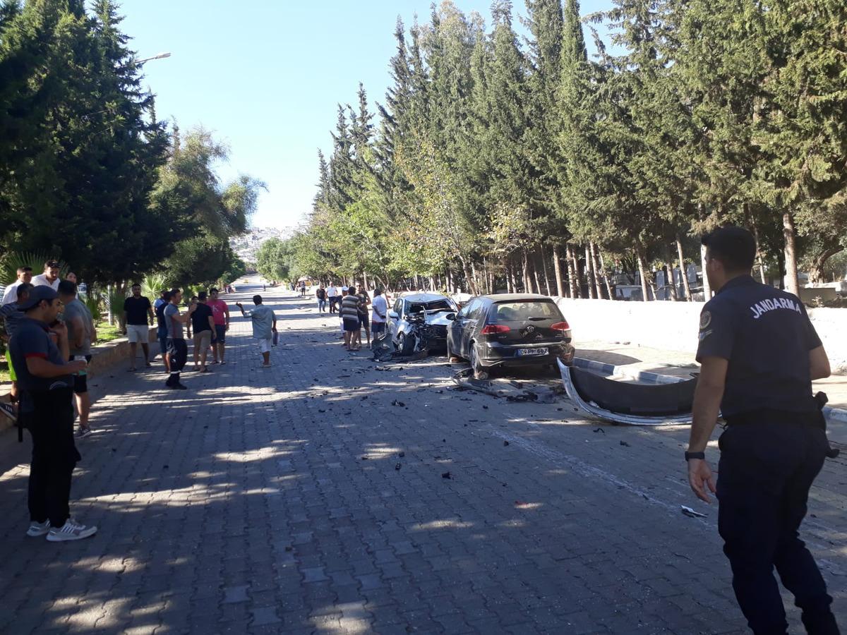 Antalya'da freni arızalanan minib&uuml;s park halindeki 8 araca &ccedil;arptı