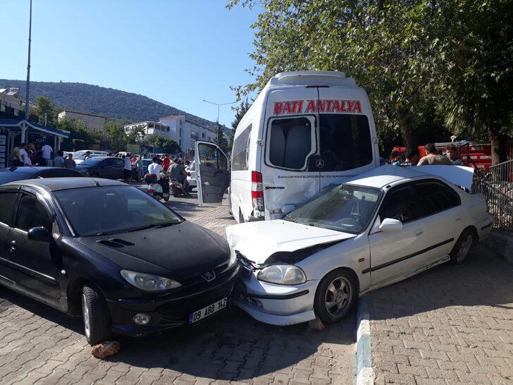 Antalya'da freni arızalanan minibüs park halindeki 8 araca çarptı G3
