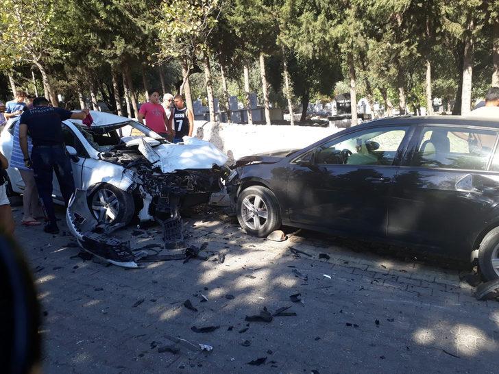 Antalya'da freni arızalanan minibüs park halindeki 8 araca çarptı G4