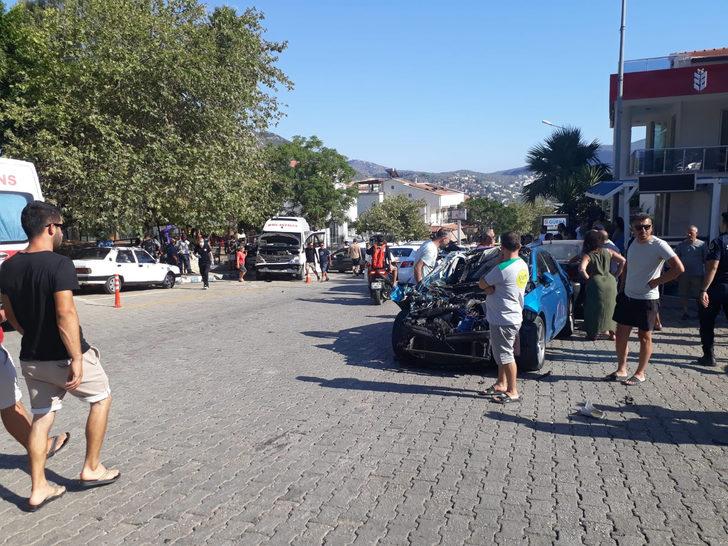 Antalya'da freni arızalanan minibüs park halindeki 8 araca çarptı G5