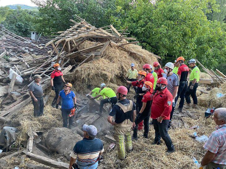 Bursa'da çöken ahırdaki 5 büyükbaş hayvan telef oldu G5