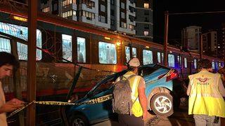 Kadıköy'de korku dolu anlar! Kontrolden çıkan otomobil Marmaray hattına girdi