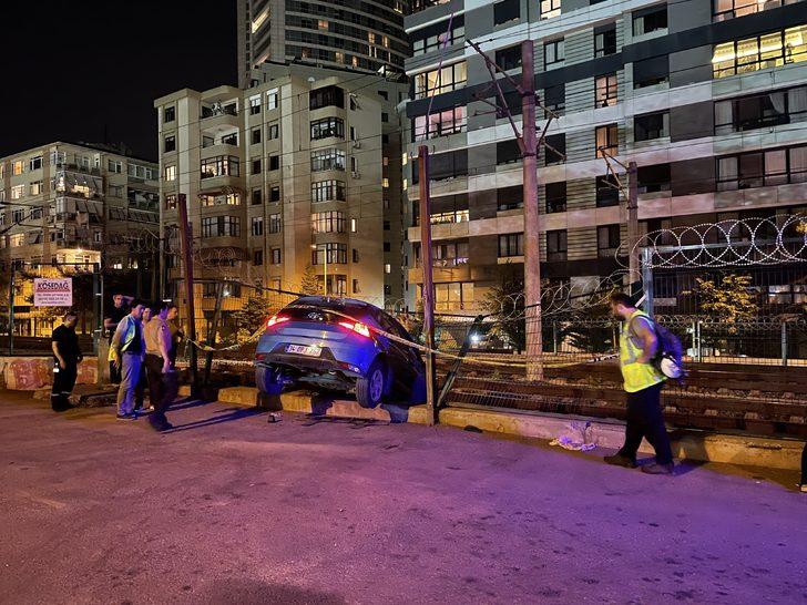 Kontrolden çıkan otomobil Marmaray'ın tel örgüsünde asılı kaldı G3