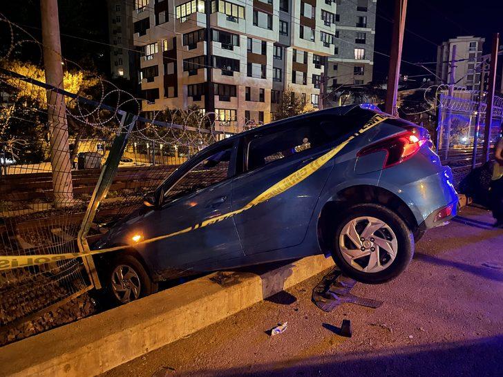 Kontrolden çıkan otomobil Marmaray'ın tel örgüsünde asılı kaldı G4