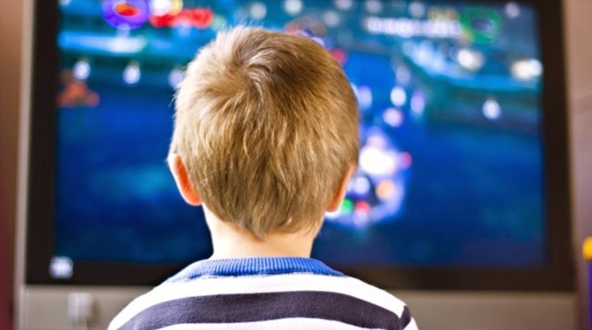 Çocuklar televizyon karşısında korumasız