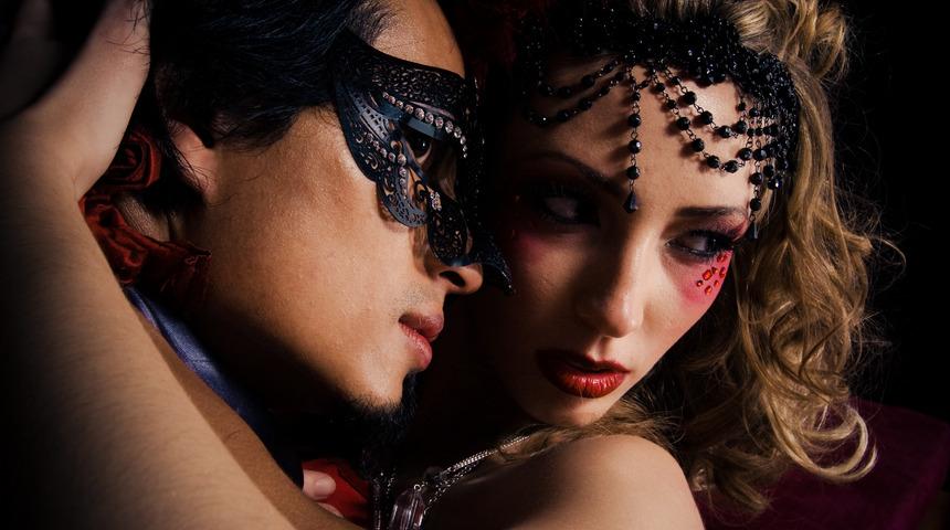 Dünyanın en seçkin seks kulübünde yaşananları ifşa etti! "Gruplar halinde öpüşmek..."