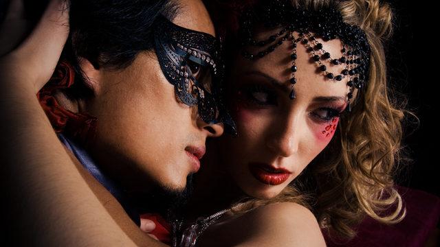 Dünyanın en seçkin seks kulübünde yaşananları ifşa etti! Gruplar halinde öpüşmek...