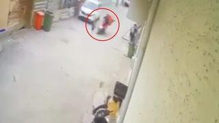 Bir anda yola fırlayan küçük çocuğa çarpmamak için kendi canını hiçe saydı