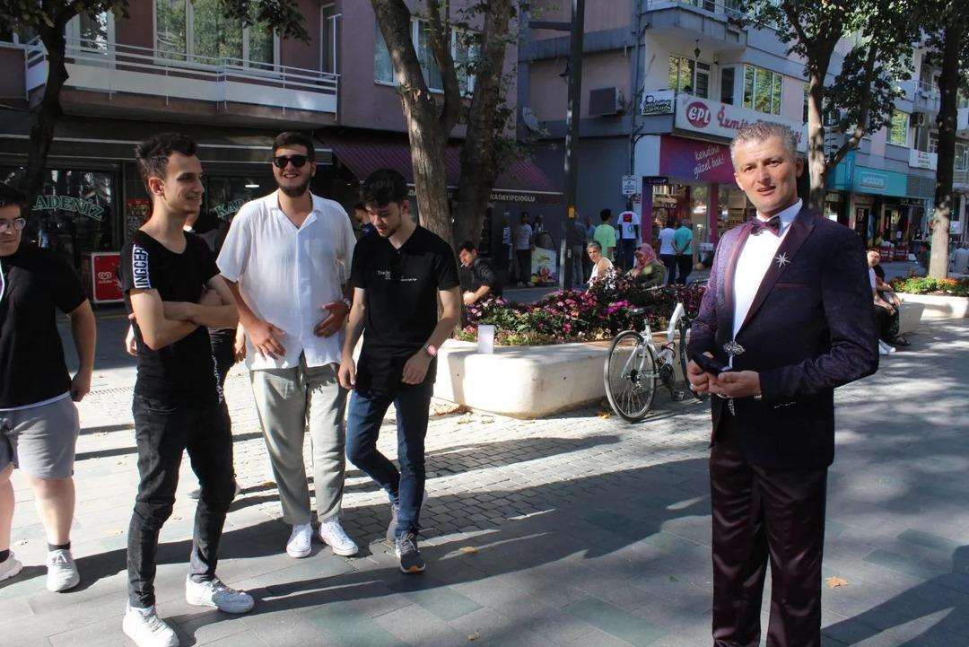 Her g&uuml;n damat gibi giyiniyor ama kısmetini bulamadı! 'Ferdi Romeo' evlenmek istiyor!
