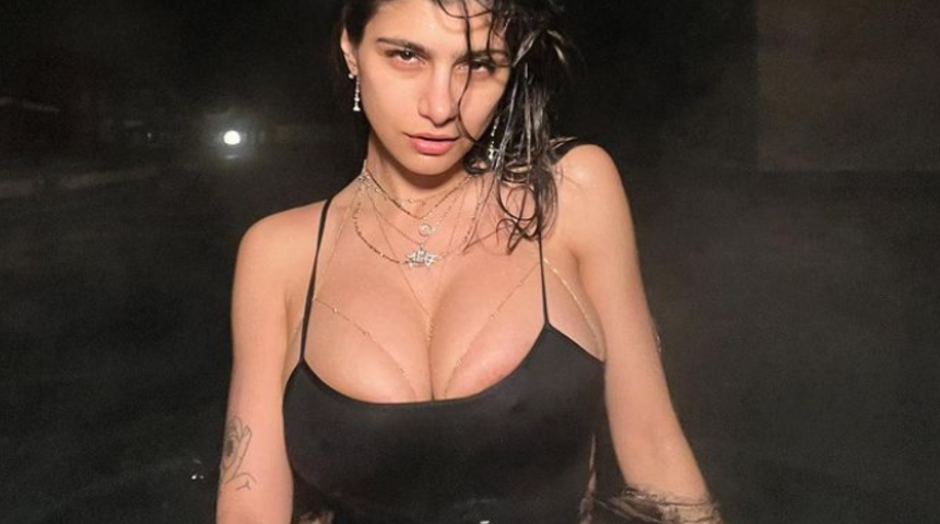 Eski yetişkin film yıldızı Mia Khalifa’nın denizde zor anları! Teknesine yaklaşıp taciz ettiler