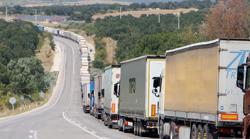 Sınırda 20 kilometrelik kuyruk! S&uuml;r&uuml;c&uuml;ler: "Hi&ccedil;bir imkanımız yok"